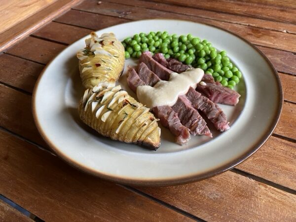 Ribeye met Hasselback aardappel en doperwten