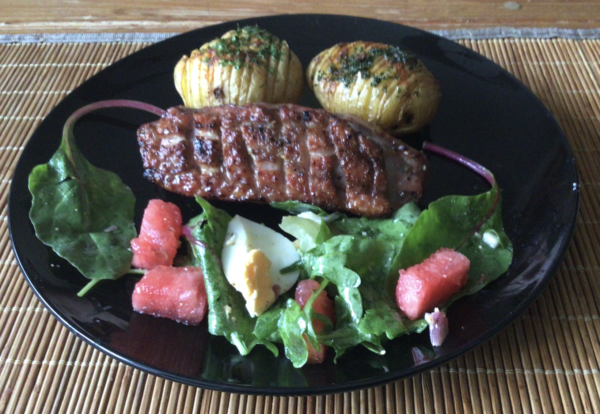 Eendenborstfilet met Hasselback aardappels en gemengde salade