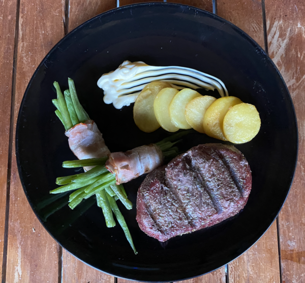 Rundertournedos met haricot verts in spekreepjes en gebakken aardappel