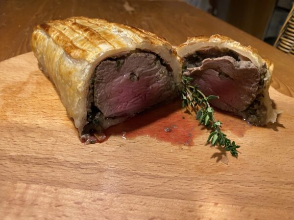 Beef Wellington van de BBQ met pepersaus