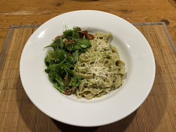 Eigengemaakte fettuccine met rucola