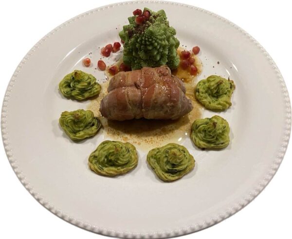 Varkensrollade met abrikoos, mini-romanesco en pommes Duchesse