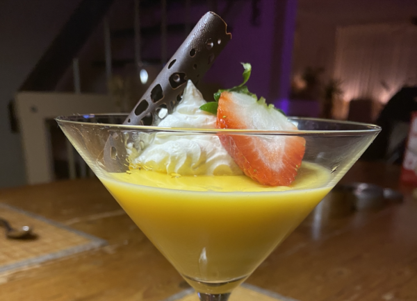 Custard met chocolade, slagroom en aardbei