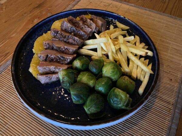 Canard à l’orange, choux de Bruxelles et pommes de terre frites