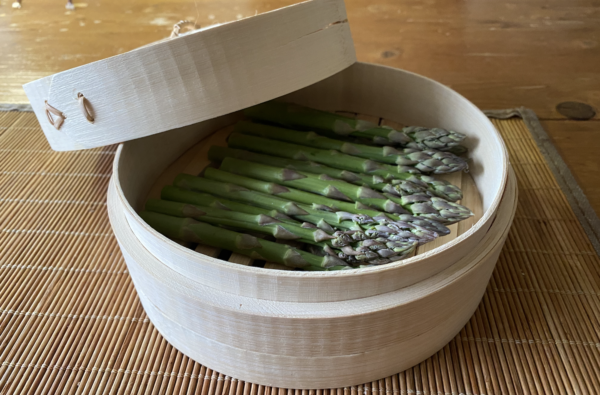 Groene asperges met sinaasappelsaus