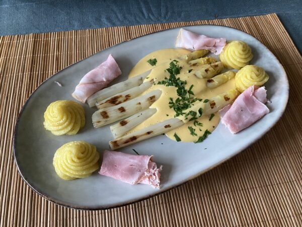 Witte asperges van de Kamado